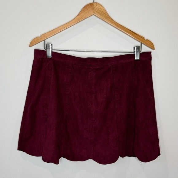 Kendall + Kylie Suede Burgundy Scalloped Edge Front Button Mini Skirt (L) - Picture 4 of 7